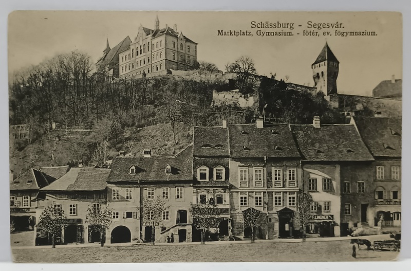 SIGHISOARA , PIATA CENTRALA SI CLADIREA GIMNAZIULUI , CARTE POSTALA ILUSTRATA , INCEPUTUL SEC. XX