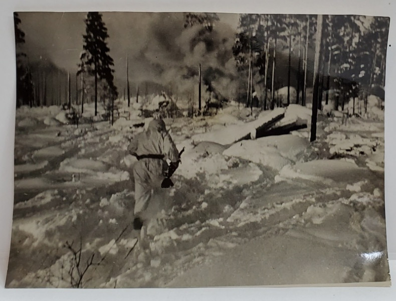 SOLDATI FINLANDEZI LA CONTRAATAC IN PADURILE CARELIEI , FOTOGRAFIE DE PRESA GERMANA , AL DOILEA RAZBOI MONDIAL