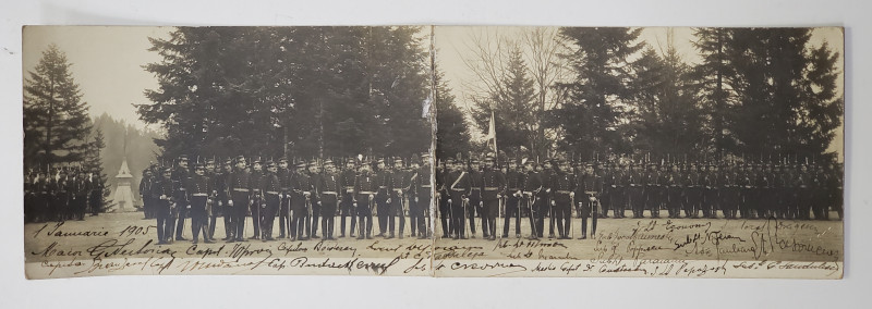 SOLDATI SI OFITERI ROMANI DIN  BATALIONUL DE VANATORI , ALINIATI PENTRU TRECEREA IN REVISTA , FOTOGRAFIE TIP CARTE POSTALA DUBLA , CU SEMNATURILE OLOGRAFE ALE OFITERILOR , DATATA  1905