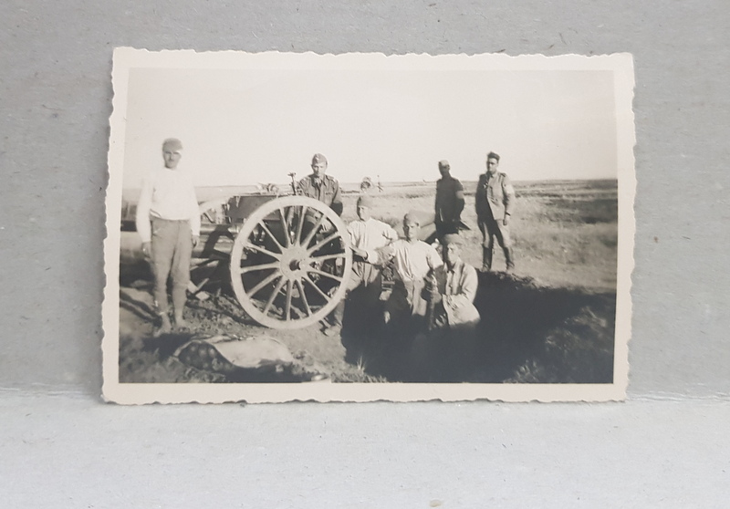 STALINGRAD , KAPINKA , MILTARI ROMANI LANGA UN TUN PE POZITIE , FOTOGRAFIE DE MICI DIMENSIUNI , MONOCROMA, PE HARTIE LUCIOASA , DATATA AUGUST 1942