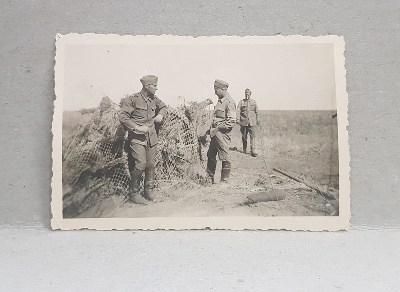 STALINGRAD , MUSOVKA , MILITARI ROMANI LANGA UN TUN CAMUFLAT , FOTOGRAFIE MONOCROMA, PE HARTIE LUCIOASA , DATATA  AUGUST 1942