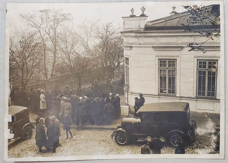 STR. MILITARI NR. 1 , BUCURESTI , MULTIMEA ADUNATA IN FATA UNUI IMOBIL UNDE S-A COMIS O DUBLA CRIMA , FOTOGRAFIE DE PRESA , 1932