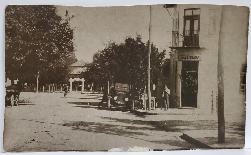 STRADA IN ORAS DE PROVINCIE , MASINA DE EPOCA SI MAGAZIN DE BAUTURI , FOTOGRAFIE TIP CARTE POSTALA , INTERBELICA