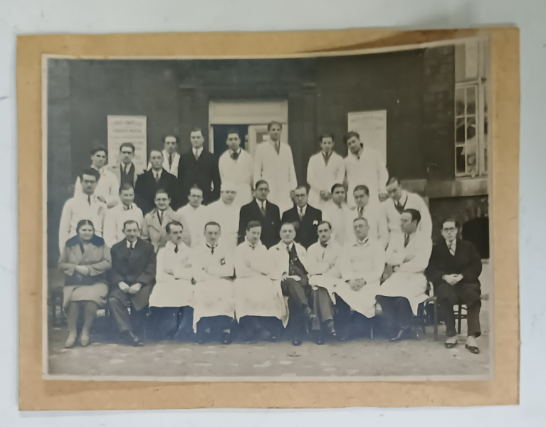 STUDENTI SI PROFESORI IN FATA CLINICII PROF. E. BEZANCON , FACULTATEA DE MEDICINA  DIN  PARIS , PERIOADA INTERBELICA , FOTOGRAFIE CU PASPARTU