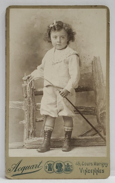 STUDIO ACQUART , VINCENNES , BAIETEL IN COSTUM ALB , IN STUDIO , FOTOGRAFIE C.D.V. , SFARSITUL SEC. XIX