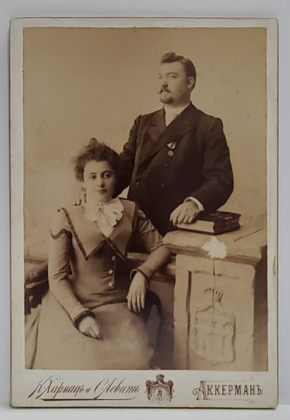 STUDIO FOTO  DIN AKKERMAN , CUPLU IN STUDIO , FOTOGRAFIE CABINET , CCA. 1900