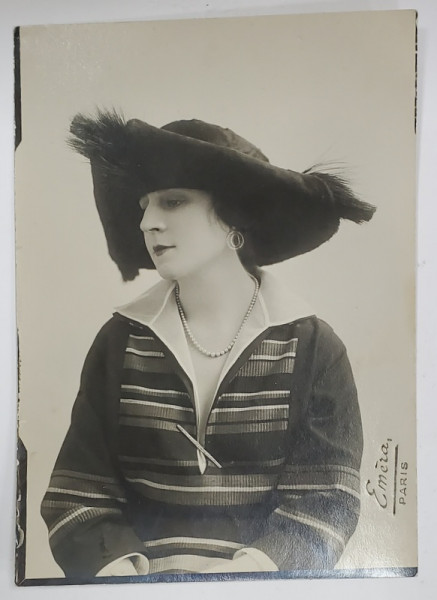 STUDIO FOTO EMERA , PARIS , TANARA CU PALARIE TRICORN  CU PRET SI DESCRIERE PE VERSO,  FOTOGRAFIE PENTRU CASA DE MODA ' VERLAINE '  , INTERBELICA