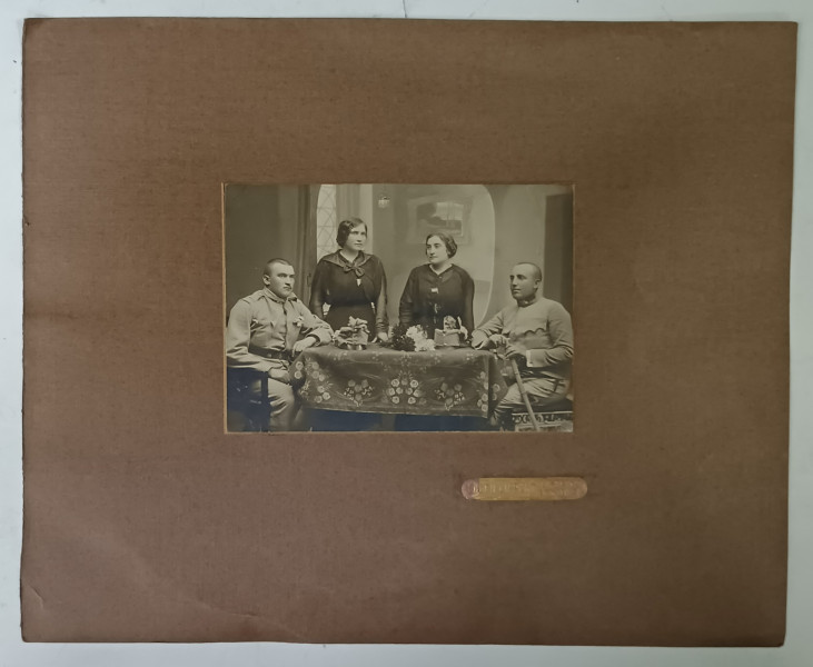 STUDIO FOTO EUGEN LIPPERT , BISTRITA , DOI MILITARI CU DOUA TINERE IN STUDIO , FOTOGRAFIE , INCEPUTUL SEC. XX