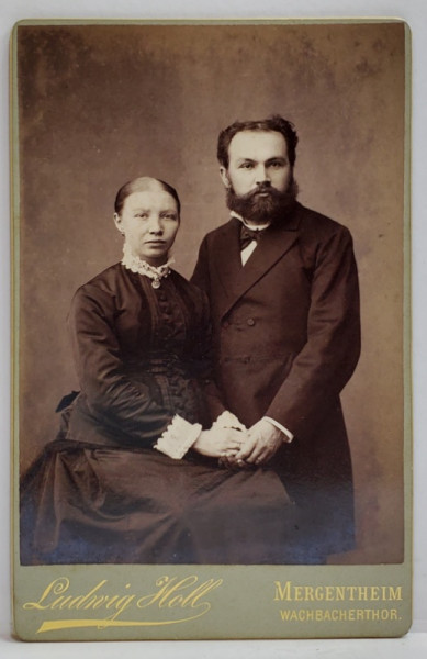 STUDIO LUDVIG HOLL , MERGENTHEIM , CUPLU IN STUDIO , FOTOGRAFIE CABINET , CCA. 1900