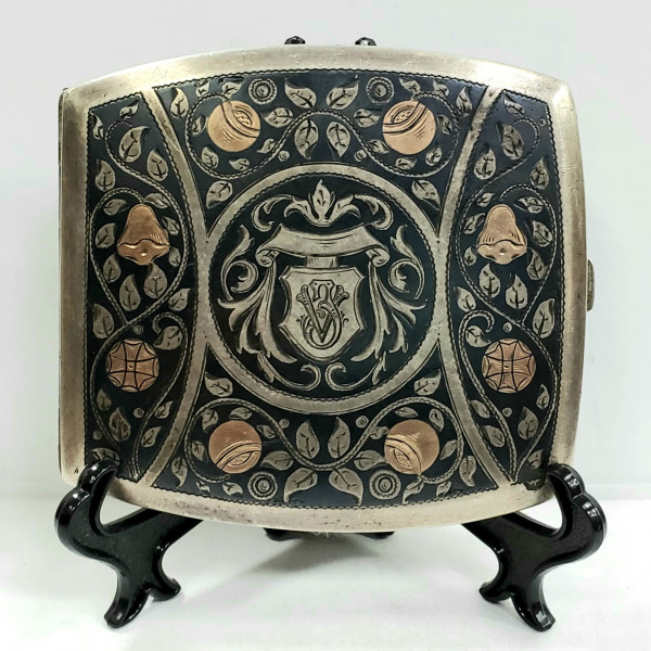 Tabachera din argint decorata in tehnica niello si insertii din aur, Perioada Interbelica