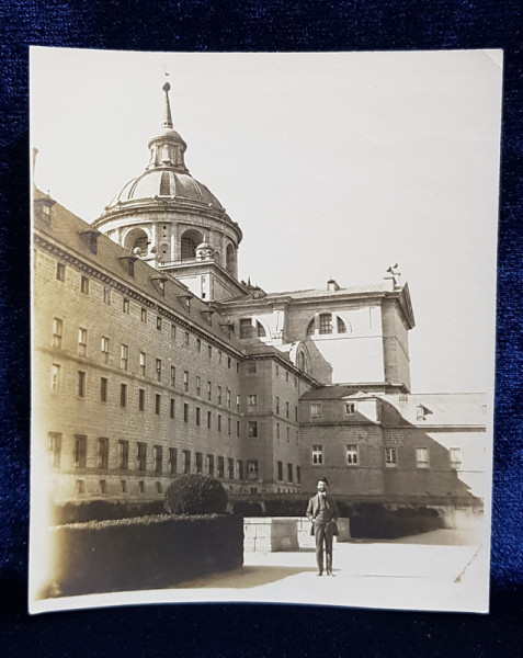 TANAR POZAND  IN INTERIORUL  MANASTIRII  EL ESCORIAL  DIN SPANIA , FOTOGRAFIE MONOCROMA ,  PE HARTIE SUBTIRE , CCA 1900