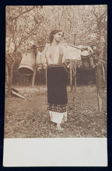 TANARA CU COBILITA SI DOUA CIUBERE , FOTOGRAFIE , COLECTIA A. BELLU , INTERBELICA