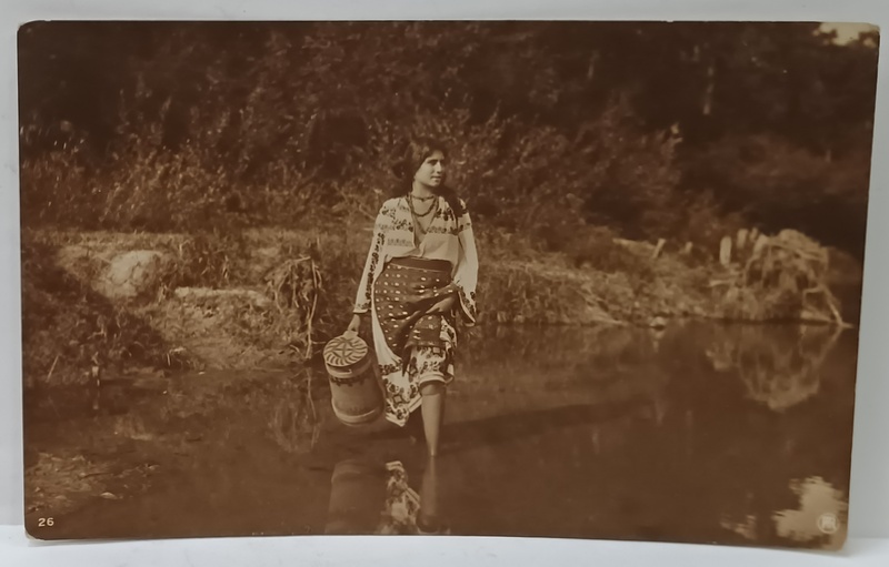 TANARA IN COSTUM POPULAR, CU COFA LA RAU , COLECTIA ' A. BELLU ' , CARTE POSTALA , PERIOADA INTERBELICA