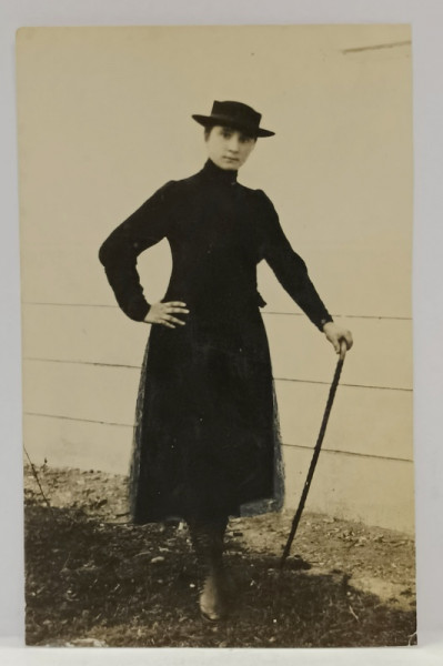 TANARA IN ROCHIE NEAGRA CU PALARIE SI BASTON ,  FOTOGRAFIE FORMAT CARTE POSTALA , URLATI , 1917