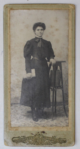 TANARA IN STUDIO , FOTO PRINZESS PORTRAIT , FOTOGRAFIE CABINET , CCA. 1900