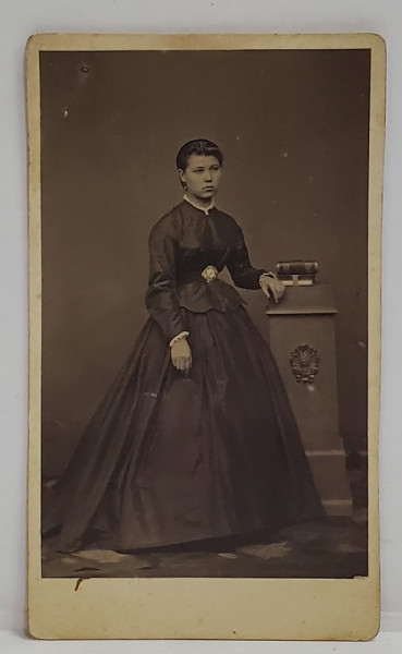 TANARA IN STUDIO , FOTOGRAFIE C.D.V. , DATATA PE VERSO 1868