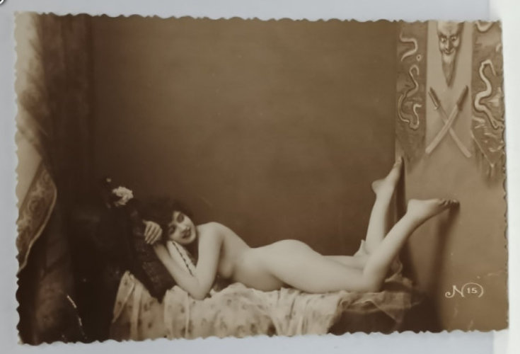 TANARA NUD , CU CAPUL PE PERNA , CARTE POSTALA ILUSTRATA , INCEPUT DE SEC. XX