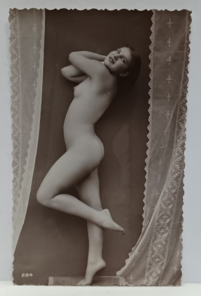 TANARA NUD , POZAND INTRE DOUA DRAPERII , CARTE POSTALA ILUSTRATA , INCEPUT SEC. XX