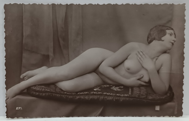 TANARA NUD , POZAND PE SALTEA , CARTE POSTALA ILUSTRATA , INCEPUTUL SEC. XX