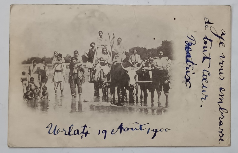 TARANI ROMANI : BARBATI , FEMEI , COPII , CU CARUL CU BOI , LA MARGINEA  UNUI RAU , CARTE POSTALA , CLASICA , DATATA  1900