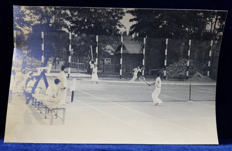 TENISMENI IN TIMPUL UNUI MECI DE DUBLU MIXT , FOTOGRAFIE MONOCROMA, CU OCAZIA CEFERIADEI DIN 1940 , MARGINEA DIN STANGA DEGRADATA PE VERSO *