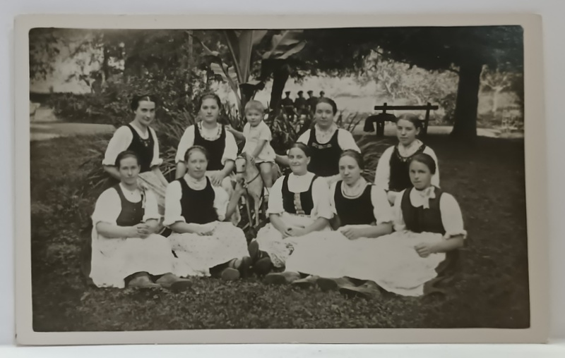 TINERE IN PORT POPULAR , FOTOGRAFIE DE GRUP , FORMAT CARTE POSTALA , INTERBELICA