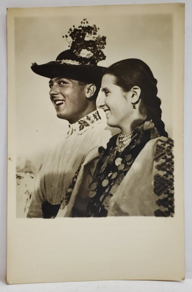 TINERI DIN CHITELNIC , BISTRITA - NASAUD IN COSTUM POPULAR , FOTO . ORIG. J. FISCHER , SIBIU , CARTE POSTALA , 1942