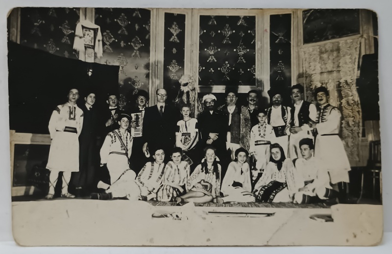TINERI IN COSTUME POPULARE , DUPA O SERBARE DE CRACIUN , FOTOGRAFIE FORMAT CARTE POSTALA , PERIOADA INTERBELICA