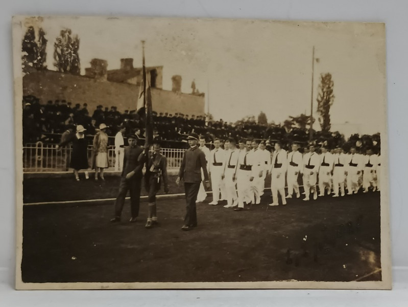 TINERI IN FORMATIE , LA O DEFILARE , FOTOGRAFIE DE MICI DIMENSIUNI , 1927