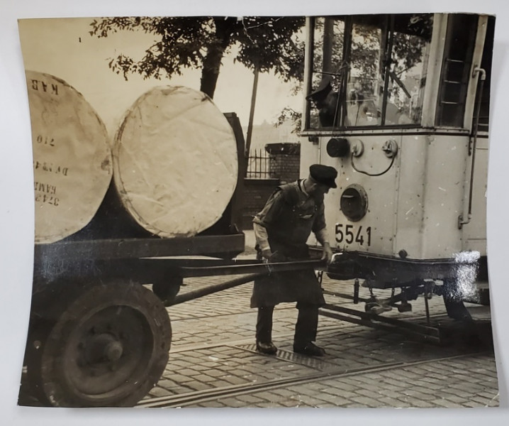 TRAMVAI TRACTAT DE CAMION PE STRAZILE BERLINULUI , FOTOGRAFIE DE PRESA , AL DOILEA RAZBOI MONDIAL