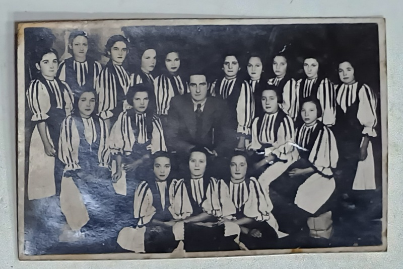 TRANSILVANIA , ANSAMBLU CORAL CU DIRIJOR , FOTOGRAFIE DE GRUP , FORMAT CARTE POSTALA ,  PERIOADA INTERBELICA