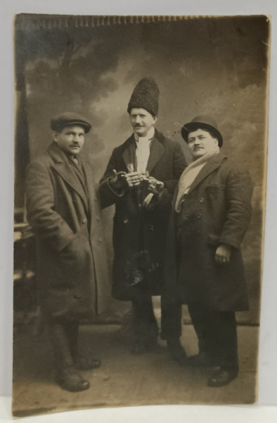TREI AMICI CIOCNIND PAHARUL  IN STUDIO , FOTOGRAF DIN CALEA GRIVITEI , PERIOADA  INTERBELICA