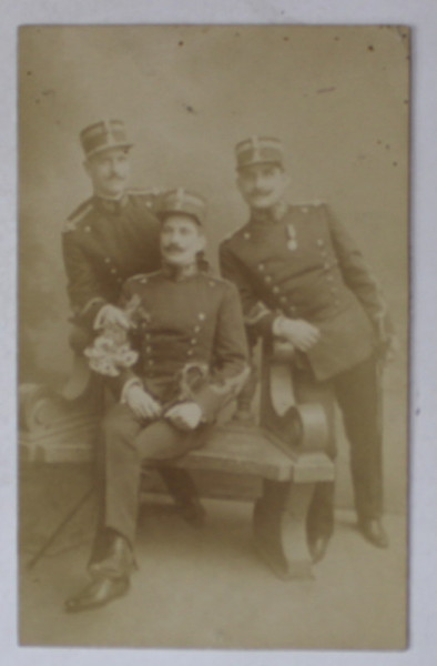 TREI MILITARI ROMANI IN UNIFORMA CU SABIE , FOTOGRAFIE DE GRUP , CARTE POSTALA , CCA . 1900