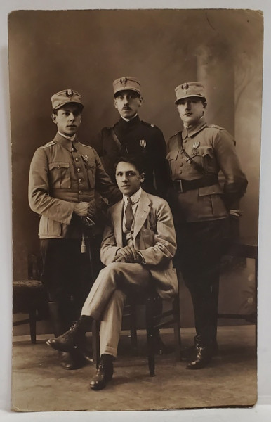 TREI OFITERI ROMANI SI UN CIVIL , FOTOGRAFIE IN STUDIO , BUDAPESTA , TIP CARTE POSTALA , 1919