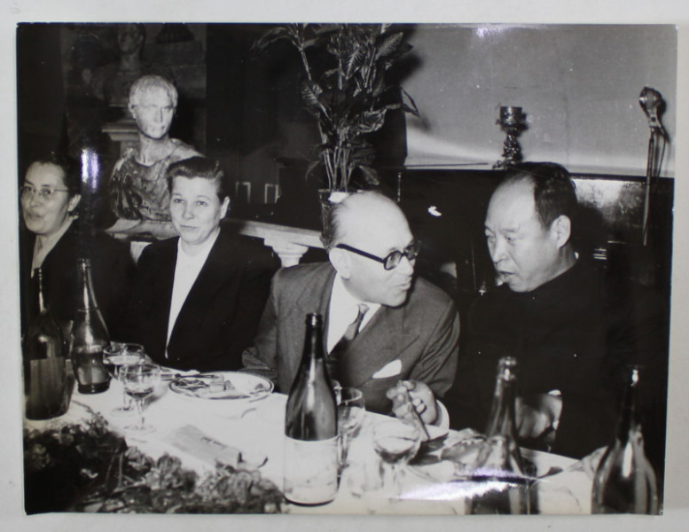 UMBERTO TERRACINI , YEKATERINA FURTSEVA , SI UN DELEGAT CHINEZ , LA DINEU CU OCAZIA CONGRESULUI AL VIII - LEA AL P.C.I. , ROMA , FOTOGRAFIE DE PRESA ,  1956