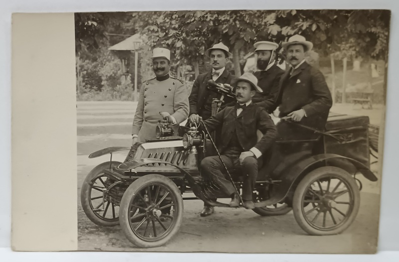 UN OFITER SI PATRU CIVILI POZAND PE UN AUTOMOBIL DE EPOCA , FOTOGRAFIE FORMAT CARTE POSTALA , CLASICA , SFARSITUL SEC. XIX