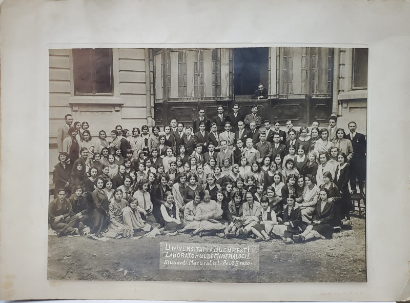 UNIVERSITATEA BUCURESTI , LABORATORUL DE MINERALOGIE , STUDENTI NATURALISTI , ANUL II , POZA DE GRUP , 1930 , FOTO M. VESA ( O.N.E.F. )