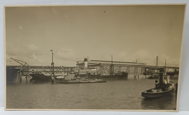 VASE IN PORTUL BRAILA , FOTOGRAFIE FORMAT CARTE POSTALA , INTERBELICA