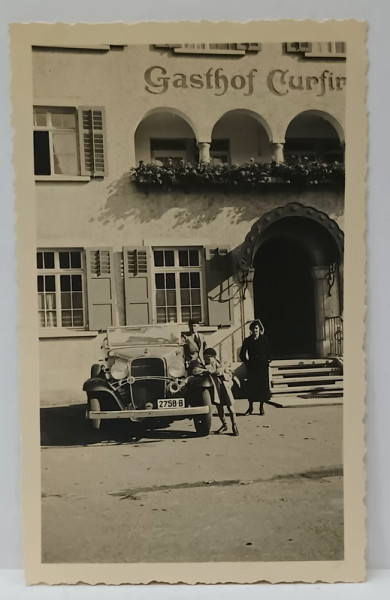 WALLENSTADT . ELVETIA , MASINA DE EPOCA CU NR. 2758 - B SI PROPRIETARII ACESTEIA , IN FATA UNUI HOTEL , FOTOGRAFIE , 1934