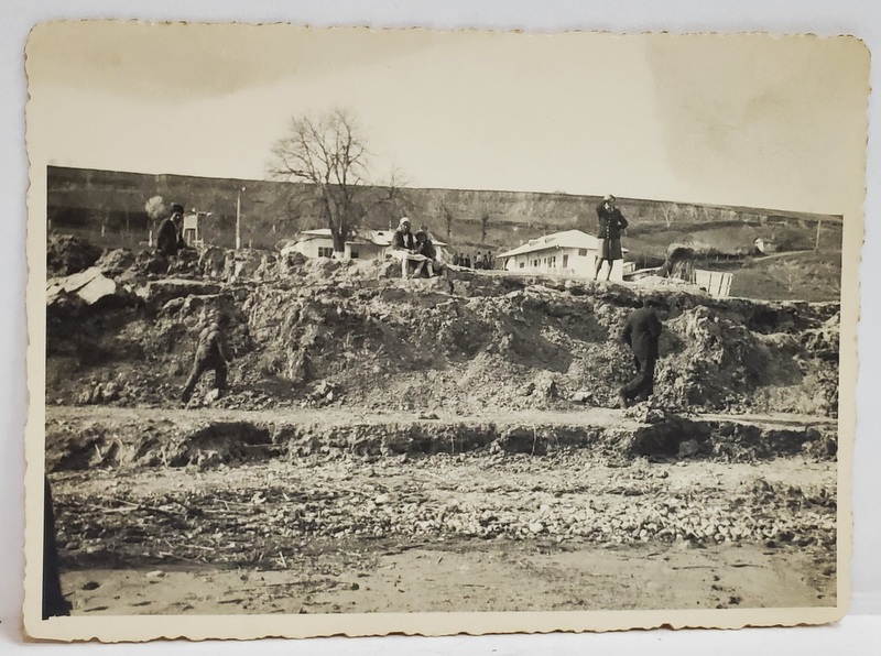 ZONA CU ALUNECARE DE PAMANT , GREACA , FOTOGRAFIE , 1948